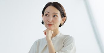 悩んでいる女性